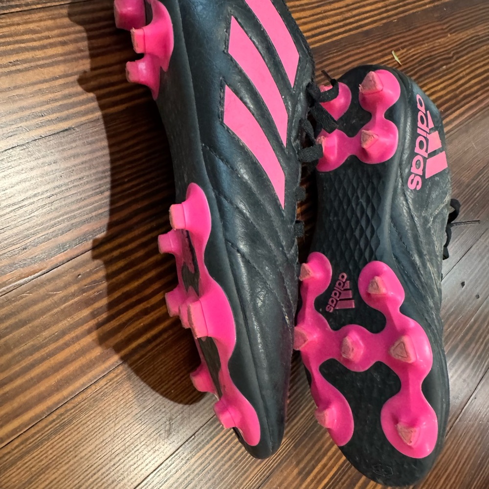 Adidas Black & Pink Soccer Cleats - size 6 - Picture 3 of 3